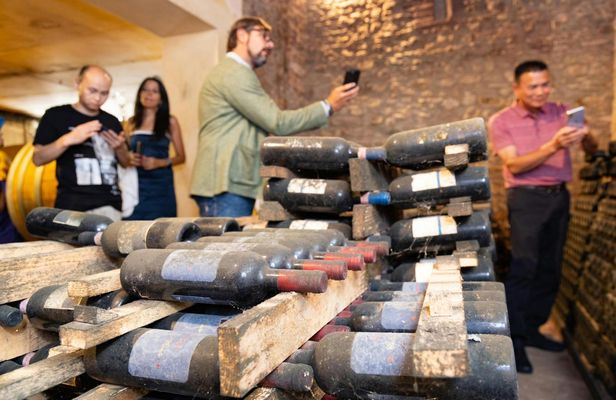 Old vintage wine tour and tasting with Tuscan lunch