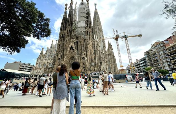 In-Depth Tour of Gaudí's Sagrada Família in a Small Group
