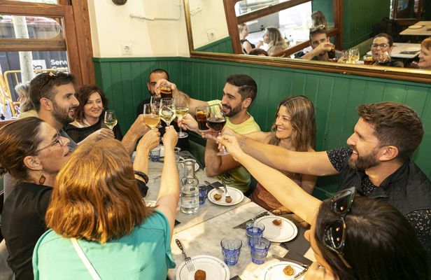 Eixample Bites: Tapas, Food & Wine Tasting Tour in Barcelona