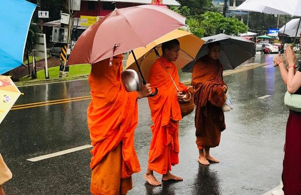 Embrace the Buddhist lifestyle at dawn tour