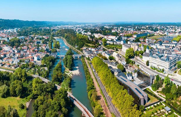Pau city highlights walking tour with a local guide