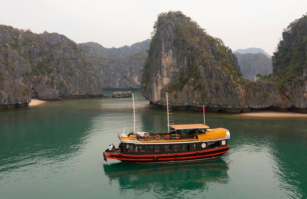 Full-day boat tour of Lan Ha Bay and Ha Long Bay