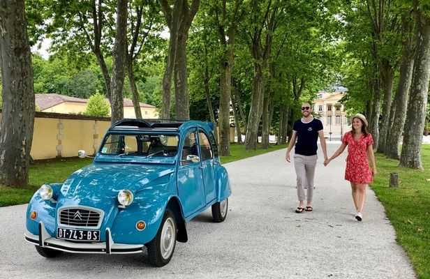 Bordeaux Left Bank private tour on a classic convertible vintage car