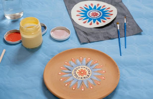 Guided ceramic decoration class with a local specialist
