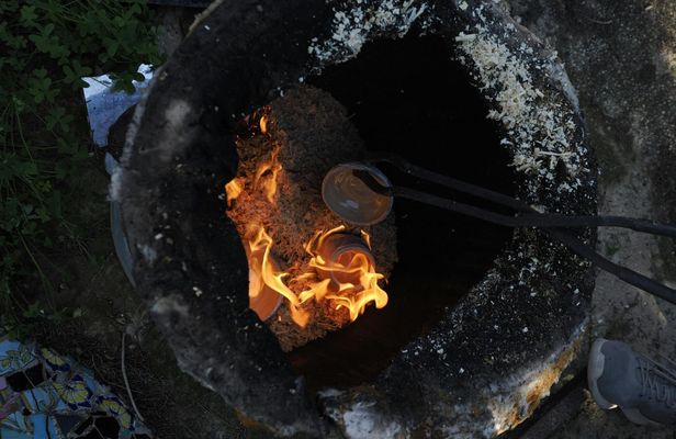 Raku pottery experience with a seasoned professional