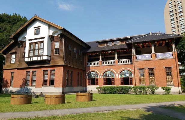 Full-Day Beitou and Yangmingshan Guided Tour from Taipei