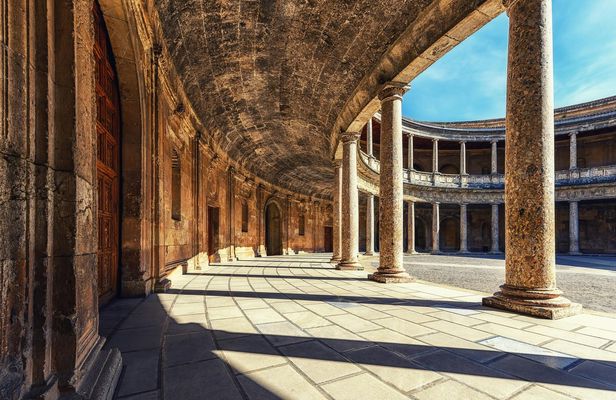 Guided tour of the Alhambra surroundings