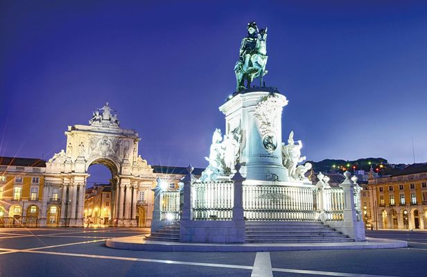 Lisbon night guided tour with dinner and fado show