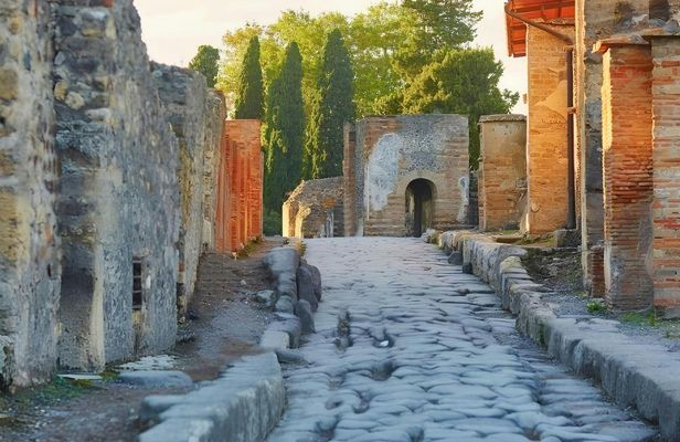 Pompeii and Vesuvius at your pace with bus transfer from Rome