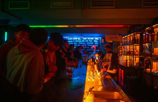 Skip the line pub crawl with VIP treatment in Prague