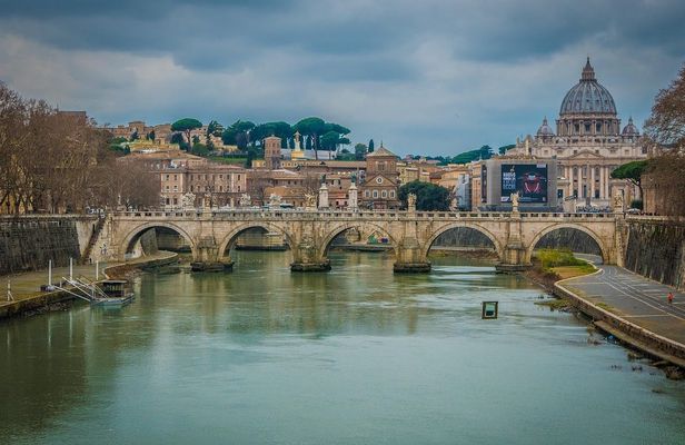 St. Peter's Basilica with reserved entry and Rome's panoramic bus tour