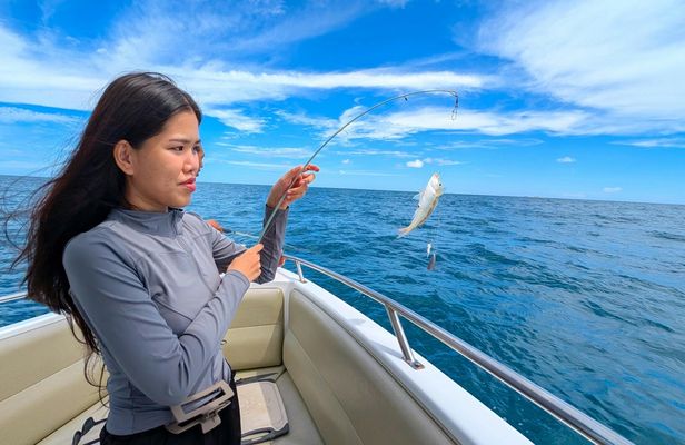 Private Samae San Speedboat Fishing Tour and Barbecue from Pattaya
