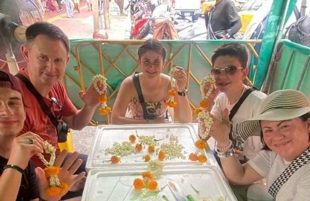 Private Thai floral artisan tour with market and temple visit