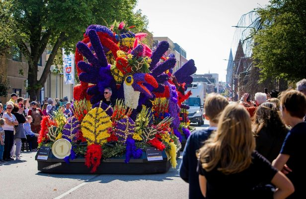 Keukenhof Gardens full-day tour with Flower Parade and optional cruise
