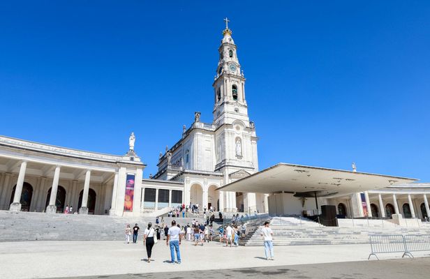 Full-day shared tour to Fátima, Nazaré, and Sintra from Lisbon