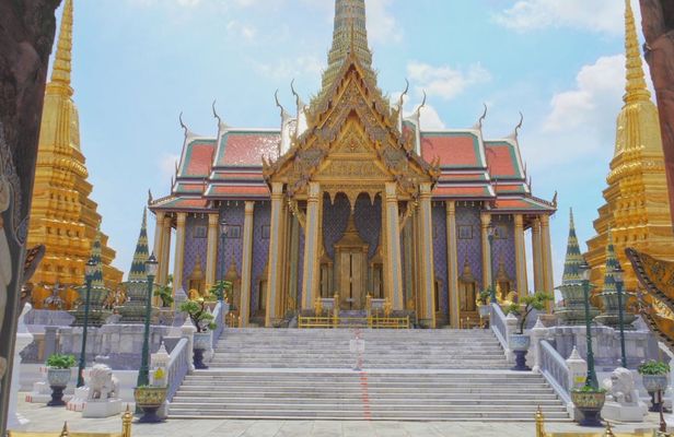 Grand Palace, Emerald Buddha and Flower Market private tour