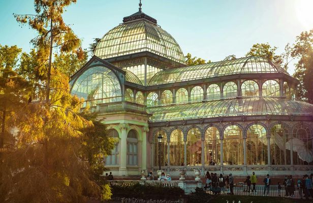 Retiro Park guided walking tour with tapas tasting in Madrid