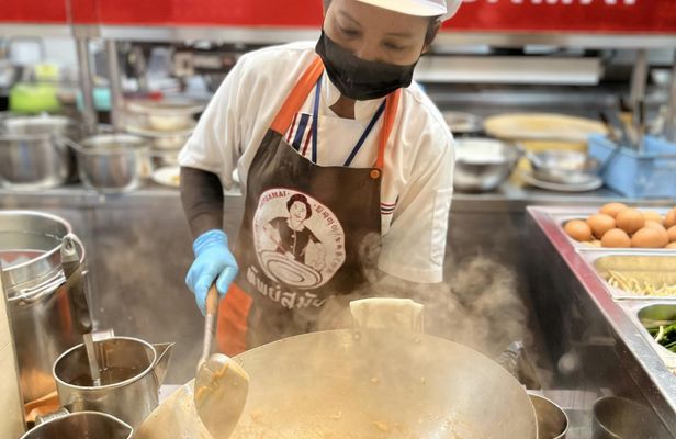 Guided tour of Bangkok food scene with Michelin-recognized restaurants