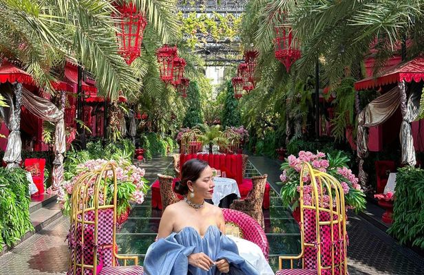 Saigon luxury and snapshots walking tour in Thao Dien