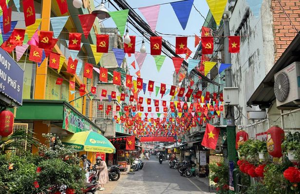 Guided tour of Ho Chi Minh City's markets and cultural landmarks