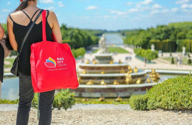 Guided Tour of Versailles Palace and Giverny with Transportation and Lunch