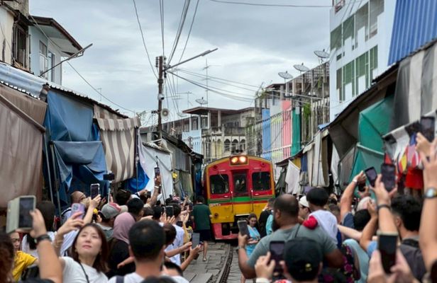 Damnoen Saduak and Maeklong Railway Market tour with private transport