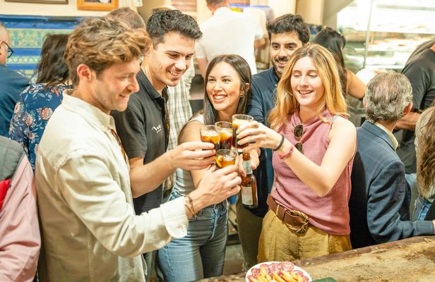 Gastronomic tour with tapas, wine and rooftops