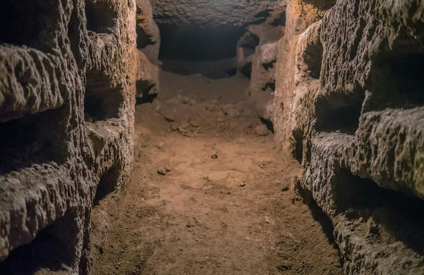 3-hour bike rental with Catacombs guided tour
