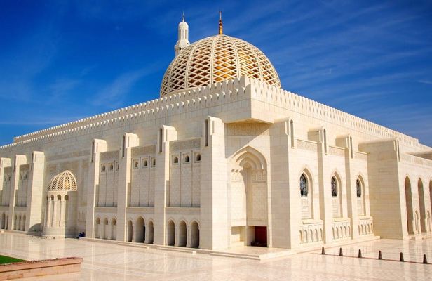 Guided tour to Sultan Qaboos Grand Mosque and Nizwa