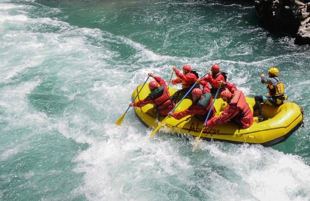 Whitewater rafting to the Chilean border in El Bolsón from Bariloche