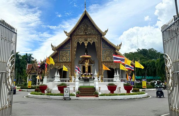 Half-day Chiang Mai temples and cafés tour by van charter with driver
