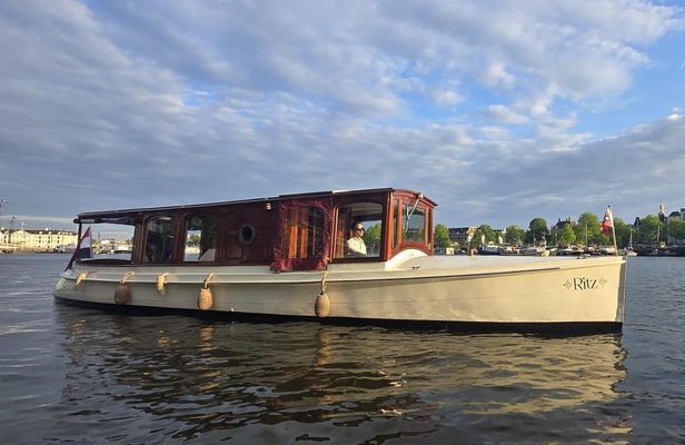 1.5-hour private guided boat tour with welcome drink