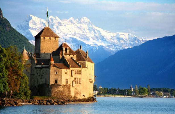 Chaplin, Montreux and Chillon castle winter tour