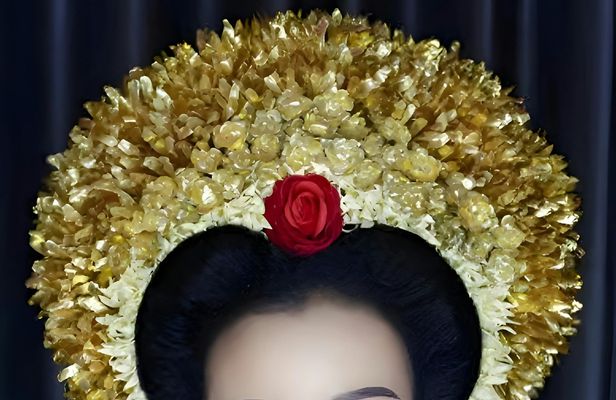 Lombok cultural experience with Sasak royal attire