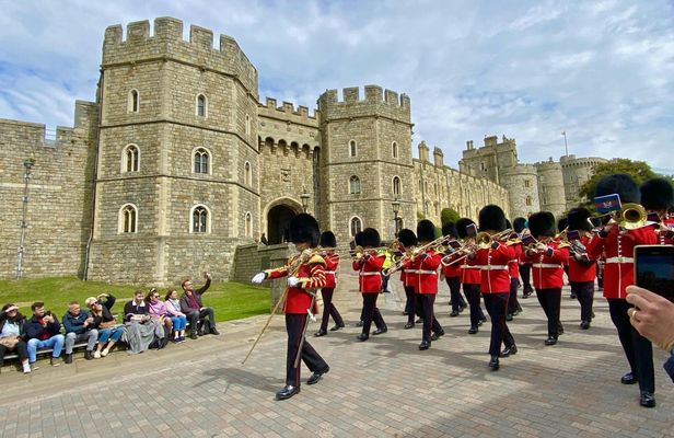 Windsor Castle, Stonehenge and Bath with lunch in a 14th-century pub