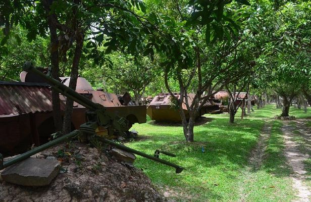Private half-day Cambodia Civil War history and Satcha Handicraft tour