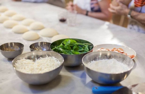 Pizza and gelato cooking class in Florence