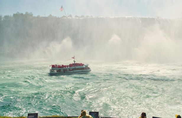 Guided tour of Niagara Falls with boat ride and maple tasting