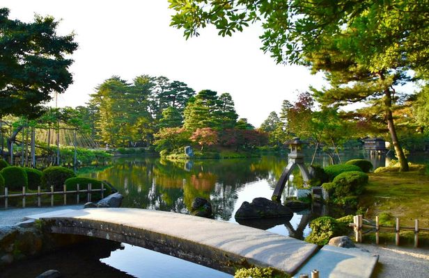 Shirakawago and Kanazawa guided day tour from Osaka