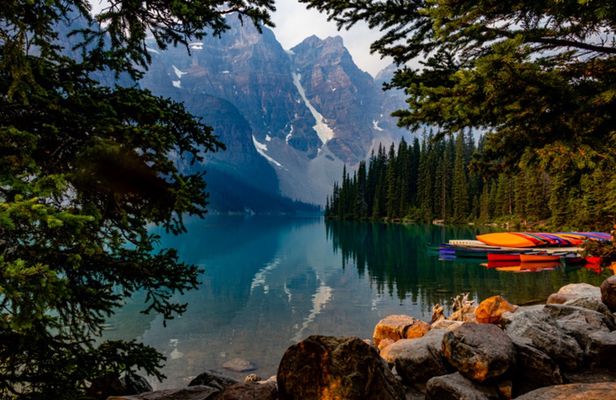 Sunset and stargazing tour at Moraine Lake