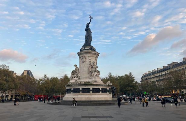 Guided walking tour with tastings of Le Marais district in Paris