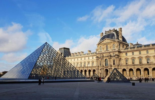 Guided Louvre exterior tour and skip-the-line entry with audio guide