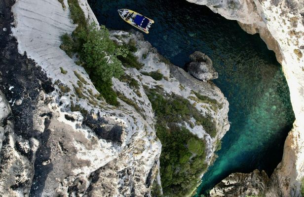 Guided boat trip to Grama Bay