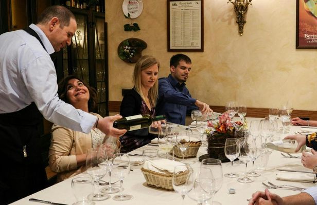 Guided wine tasting and food pairing dinner near the Pantheon