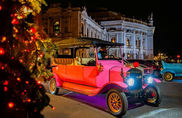 Tour of three Christmas markets in Vienna in an electric classic car