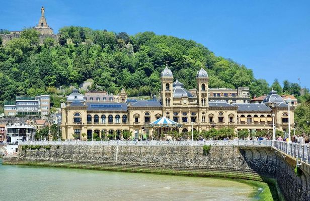 San Sebastián highlights coastal and historic walking tour