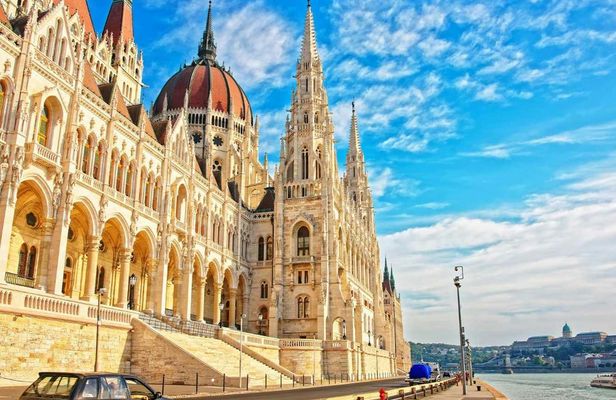 Discover Budapest on a guided tour with a local