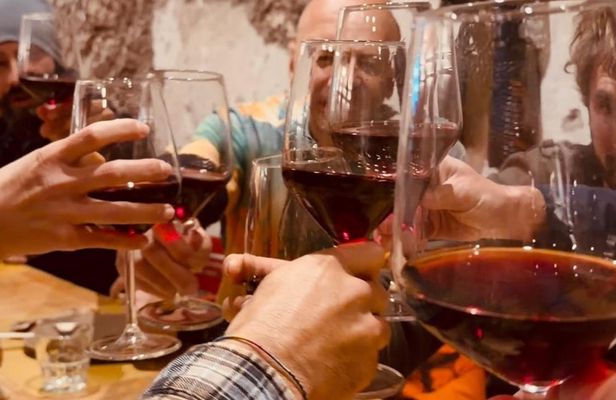 Rome e-bike highlights tour with tasting in a secret cave