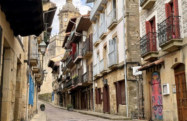 Shared tour of Hondarribia's Old Town and Marina