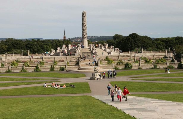 Discover photogenic spots in Oslo's Vigeland Park with a local